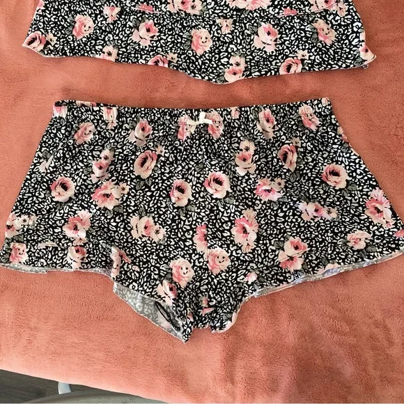 Marilyn Monroe Black & Pink Floral Cami and Short Pajama Set - Picture 3 of 14